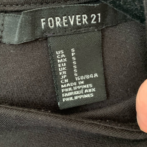 🆕 Forever 21 Black Peplum Top - Picture 3 of 3